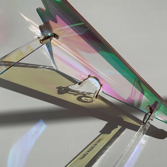 ISLYNYC LUXE RUNWAY LADY GAGA Holographic Glasses - Picture 3 of 10